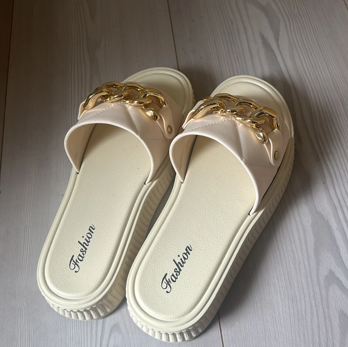 Beige sandaler med guldkedja - 1