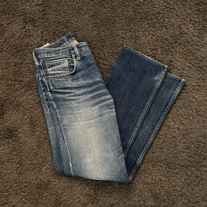 Levis jeans  - Extremt feta Levis Jeans i lite lösare passform men inte förrr baggy. Funkar till dom flesta skorna. Väldigt skön wash och passform. Storlek 31/32 