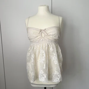 Spetslinne - Gulligt spetslinne med volang