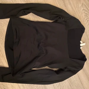 Svart urringad tröja - Endast provad