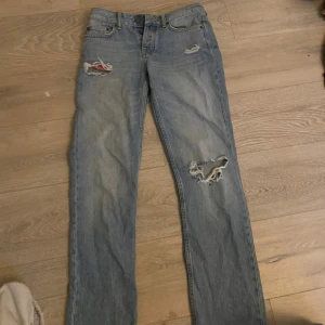 Lågmidjade blåa jeans med hål - Endast använda ett fåtal gånger 