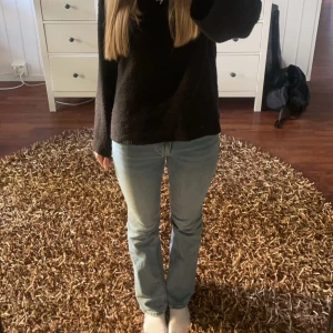 Blå jeans från Gina - Snygga blå jeans från Gina tricot med klassisk femficksdesign och knappgylf. Perfekta för en avslappnad stil med en touch av vintagekänsla. Ljusare i verkligheten än på bild