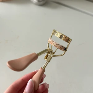 Lenoites ögonfransböjare - Säljer lenoites ögonfransböjare. Den är endast testad och funkade tyvärr inte för min ögonform. Den ger ett jätte bra böj på fransarna. Kommer med ursprungliga lådan och de andra 2 kuddarna 💕