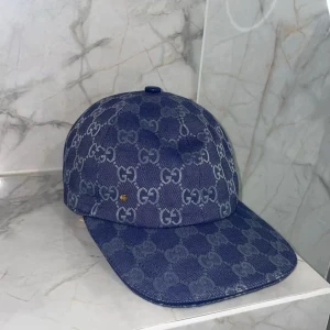 Blå keps - Sprillans ny blå keps med justerbar rem bak i blått skinn och en stilren ljus insida. Perfekt för dig som vill sticka ut med en exklusiv accessoar. Jag fraktar och möts upp i Stockholm, skriv vid intresse.