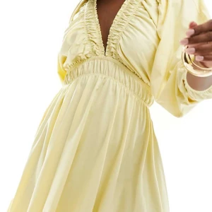 citrongul klänning - så söt klänning från asos, slutsåld. använd en gång förra midsommar så i toppenskick! tycker inte mina bilder visar färgen lika bra därav har ni bilder från hemsidan också!!🥰 söt snörning där bak me halvöppen rygg