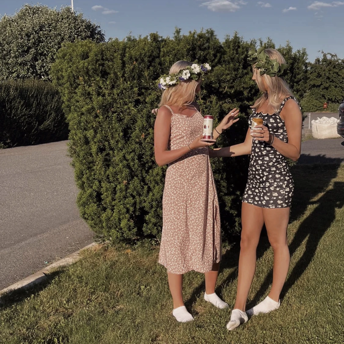 Beige blommig långklänning med smala axelband