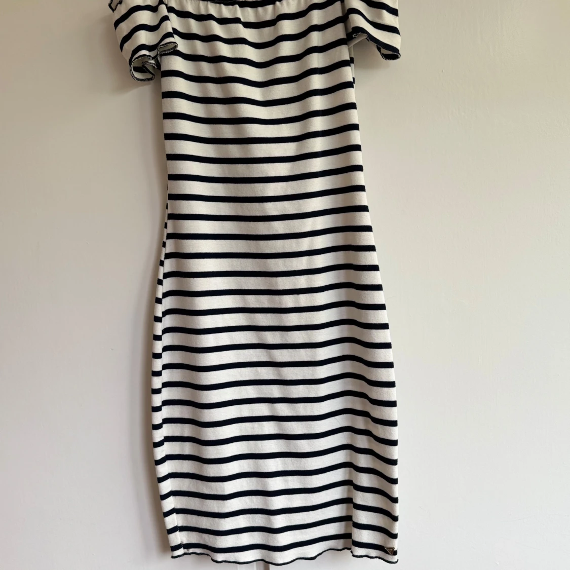 Randig offshoulder klänning från Guess - 2