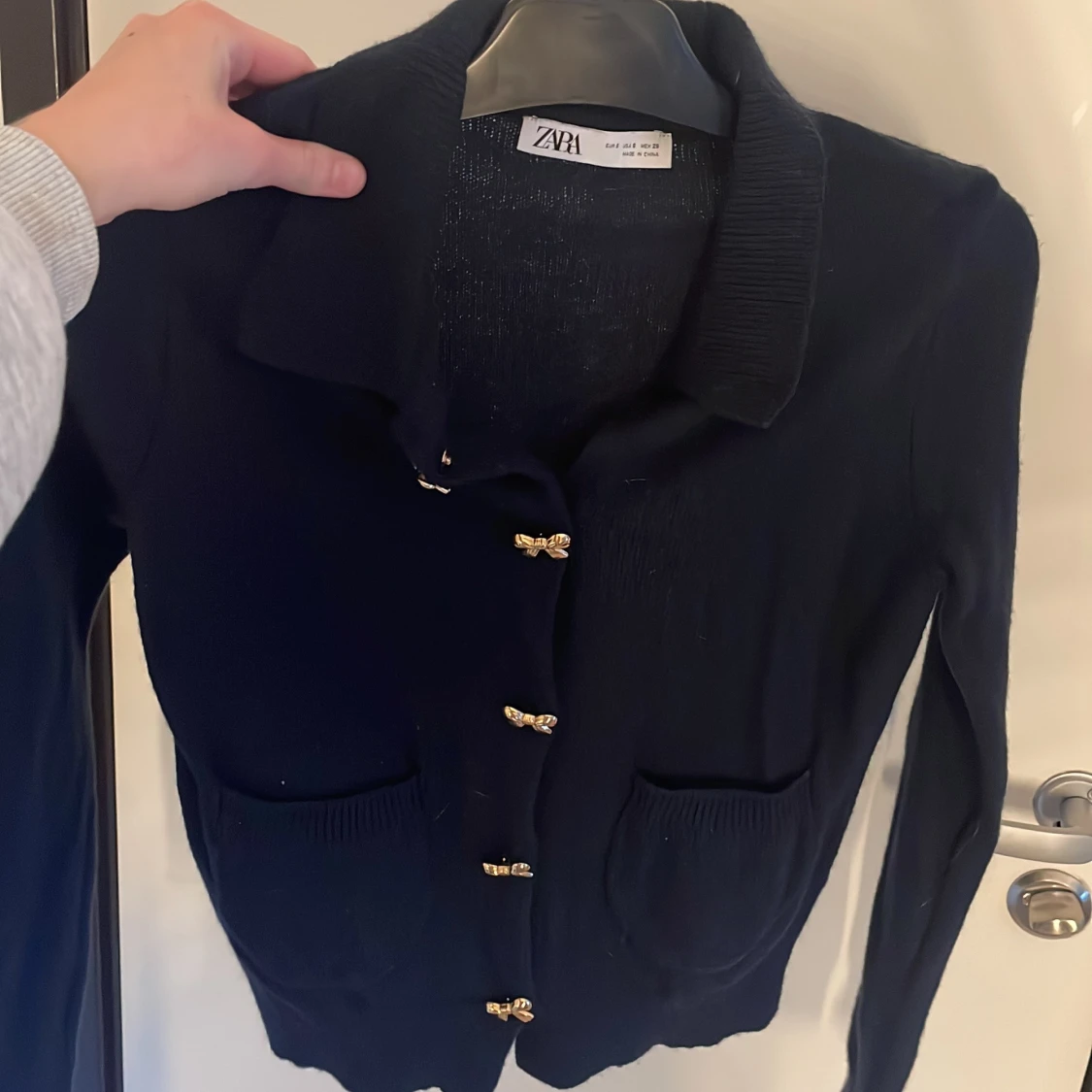 Svart kofta med rosettknappar från Zara