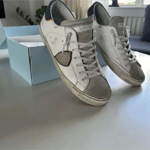 Philippe models - Säljer ett par vita Philippe models i riktigt bra skick. Storlek 43 bara att höra av er vid funderaringar nypris: 2899 mitt pris: 1399