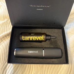 Tanrevel pro spraytan kit med formula - Säljer ett Tanrevel spraytan kit med en svart, stilren spraytan-apparat och en brun glasflaska med 'Dark Cool' spraytan formula (80 ml). Perfekt för att få en solkysst look snabbt och enkelt hemma. Apparaten är laddningsbar och smidig att använda.