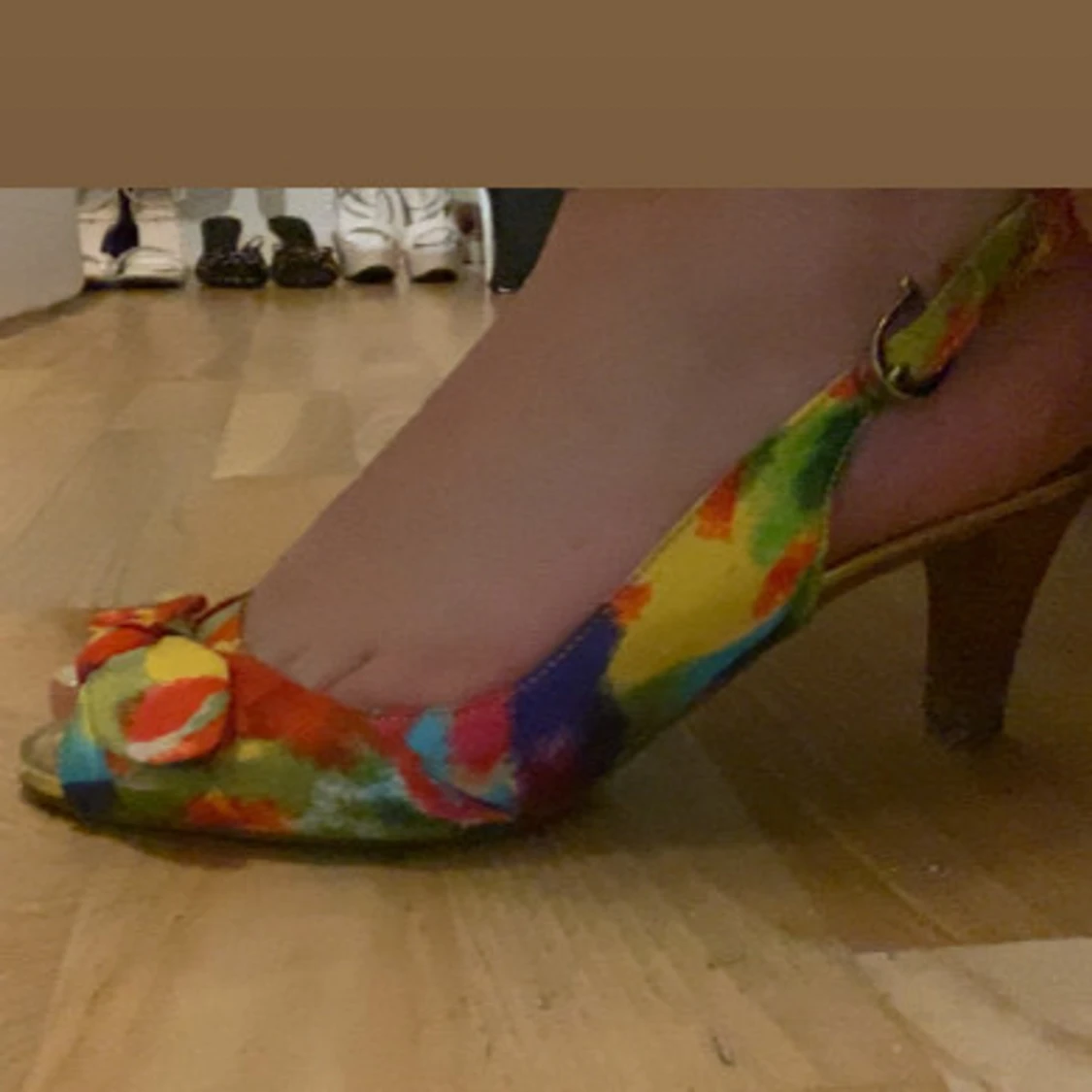 Färgglada pumps med rosett och öppen tå - 1