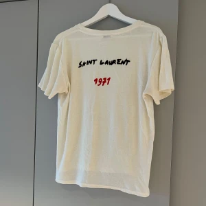 Saint Laurent T-shirt  - ‼️VI TAR EJ BYTEN‼️Saint Laurent T-Shirt  | Skick: 8/10 | Storlek (S), Passar (M) | Fraktar inom 24H efter köp på köparens bekostnad 📦💨 | Hör av dig vid minsta fråga eller fundering 💭