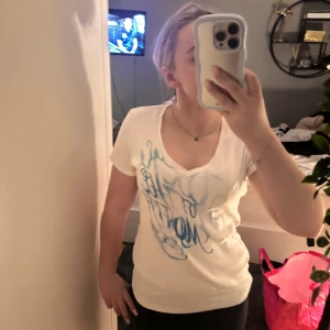 Vit t-shirt💗 - Vit t-shirt med blått tryck och v-ringning💗