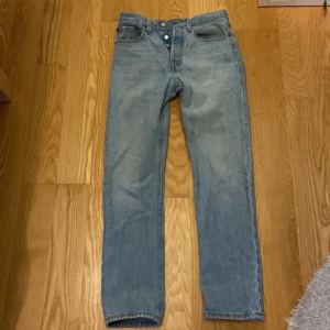 Levi's 501 jeans  - Klassiska Levi's 501 jeans i ljusblå denim med raka ben och normal passform. W26/L30. Otroligt trendiga och perfekta för en avslappnad och tidlös stil.