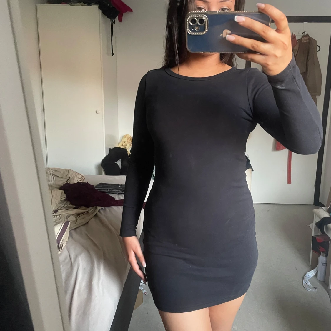 Svart tight långärmad kortklänning