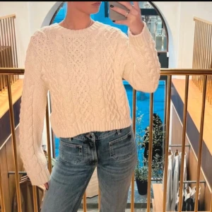 Vit stickad tröja från GANT XS - Superfin vit stickad tröja från GANT i kabelstickat mönster. Tröjan har rund hals, lång ärm och är gjord av 91% ekologisk bomull och 9% polyester. Perfekt till jeans för en chill och snygg look.