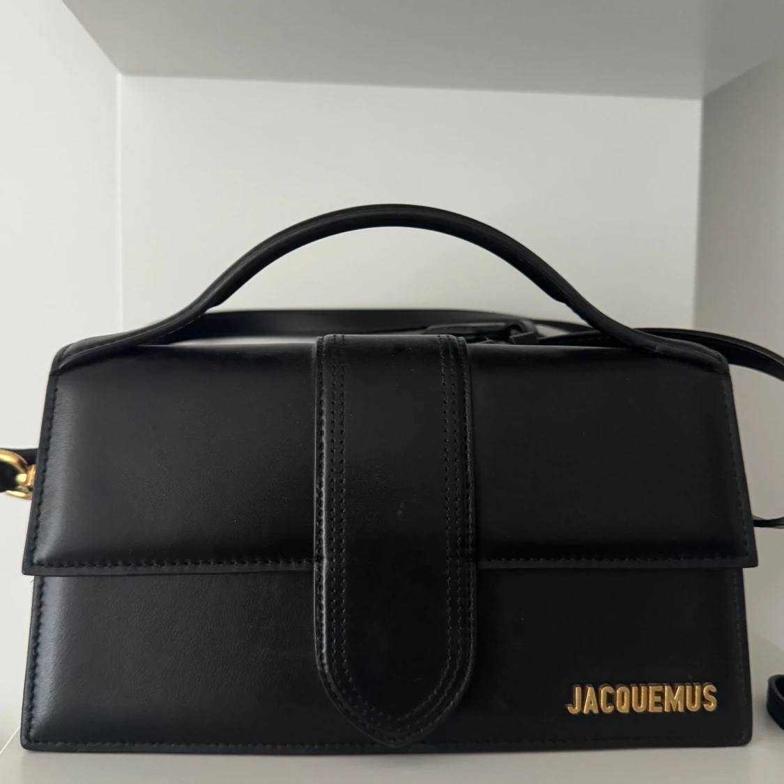 Svart Jacquemus axelväska i skinn stor modell 