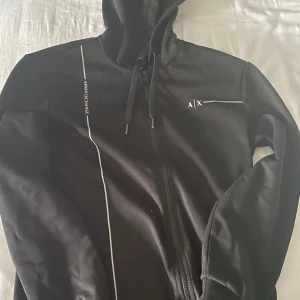 Svart hoodie från Armani Exchange - Svart hoodie från Armani Exchange. Näst intill oanvänd. Nypris 1200. Finns i Lindome och kan fraktas!