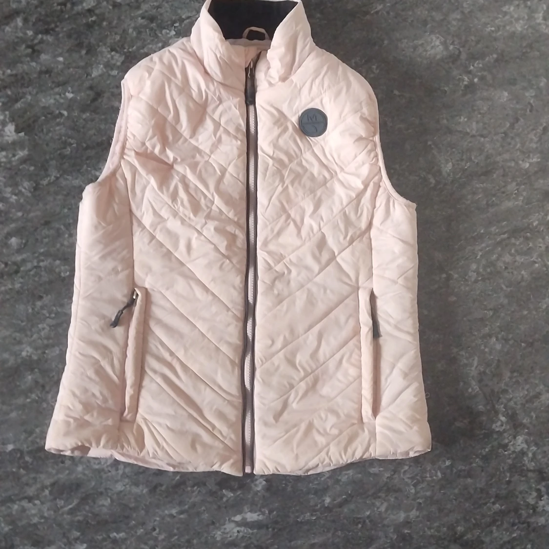 Ljusrosa quiltad dunväst från 