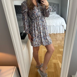  Somrig klänning från Zara - Jättefin mönstrad klänning från Zara, den har en tunn silverfärgad tråd i tyget! ❤️