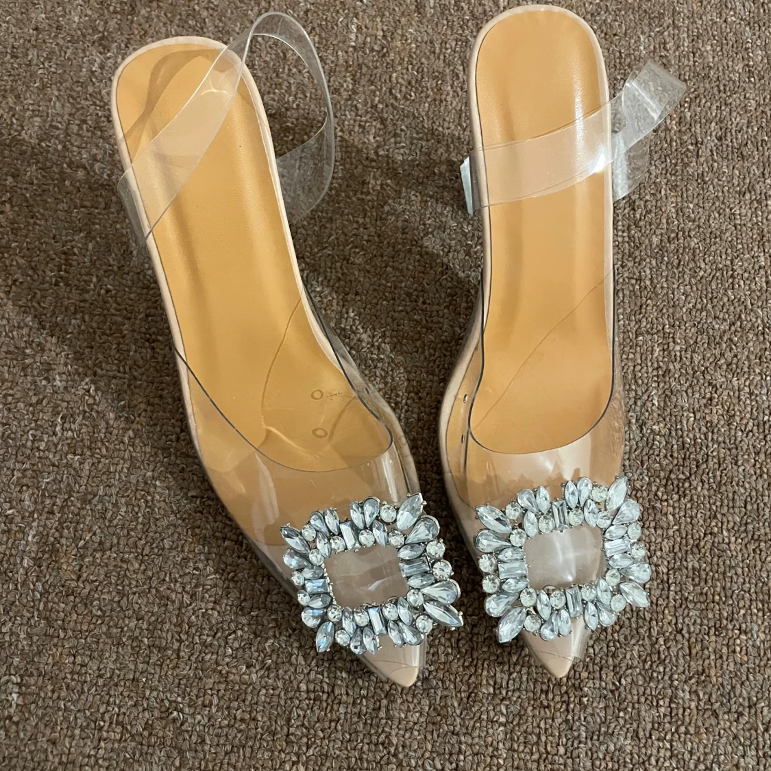 Klara klackpumps med strassdetalj - 1