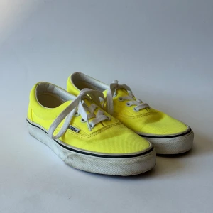 Vans Authentic Gula Skor - Vans skor i modellen Authentic och färgen gul.  Storlek: 35 EU