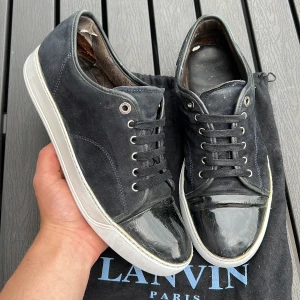Lanvins - Lanvin i uk 8!! Sizen motsvarar 42-43. Navy med glans. Skick 7/10. Defekter? Allmänt använda samt slitage i hälarna. Hör av dig intresse🤩