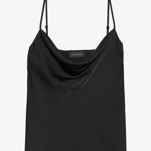 Svart satinlinne - Svart satinlinne från Anna Field med tunna axelband och snygg draperad halsringning. Linnet har en elegant, minimalistisk look och är gjord i glansig polyester som ger en lyxig känsla. Perfekt för dig som gillar stilrena och trendiga plagg.