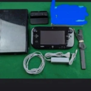 Nintendo wiiu  - Ingen bok syns på bilden, utan det är en spelkonsol (Nintendo Wii U) med tillbehör. Ingen information om boktitel, författare eller innehåll kan ges.