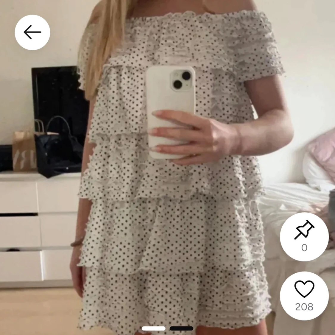 Vit prickig volangklänning