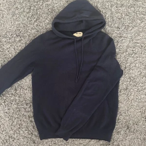 Soft Goat Hoodie  - Soft Goat Hoodie | 100% Kashmir | Marinblå. Skick 9/10. Inga defekter. Skriv angående frågor.