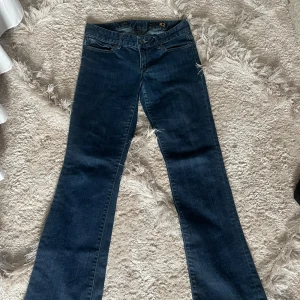 Mörkblå bootcut jeans X2 Stella Boot - Lågmidjade jeans med en cool detalj på bakfickan.