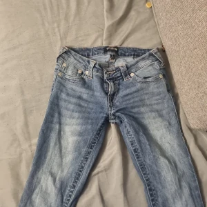 True Religion mörkblå bootcut jeans - Säljer ett par mörkblåa jeans från True Religion 