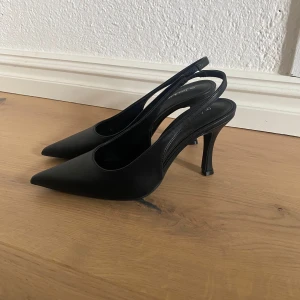 Fina klackskor - Säljer mina fina klackar då dem inte kommit till användning💕 Aldrig använda. Storlek 38