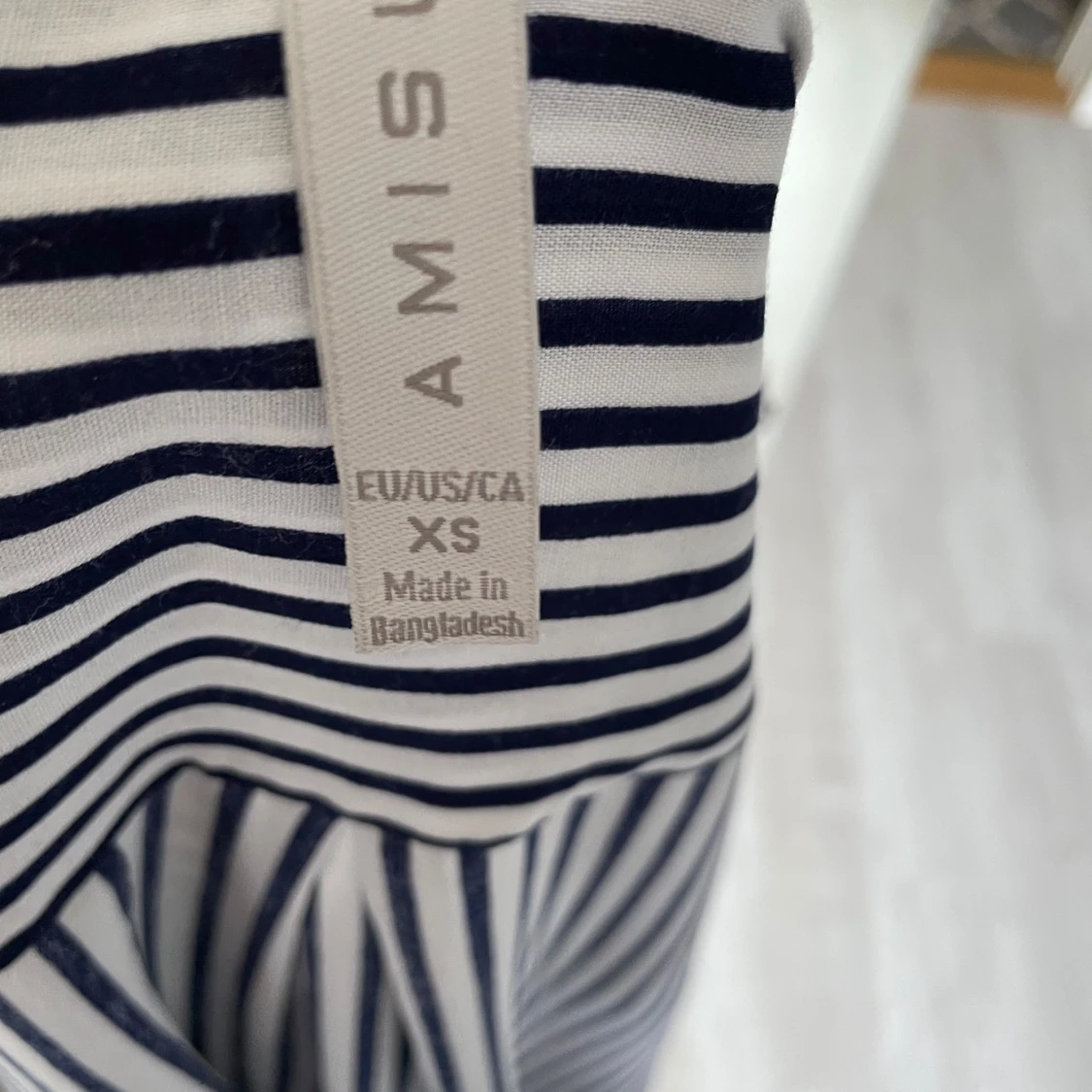 Randig vit och blå skjorta med knappar - 4