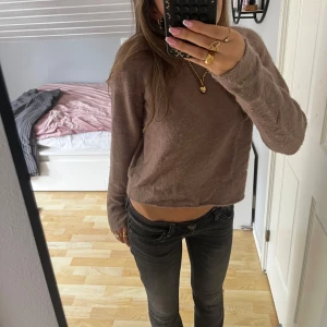 Beige fluffig stickad tröja från Zara - Supermysig beige stickad tröja från Zara med fluffig känsla. Tröjan är knappt använd och därav i otroligt fint skick. Jätte mysig färg till hösten. Hör av er vid frågor💕