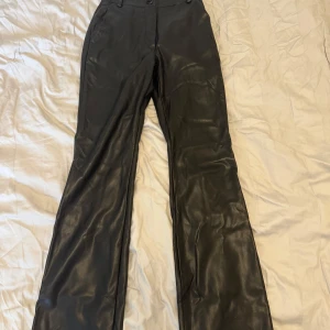 Skinnbyxor  - Svarta Bootcut skinnbyxor från madlady i storlek XS, har skavanker på ena knät kan skicka bild på det men glömde innan jag fotade byxorna. Annars i bra skick. 
