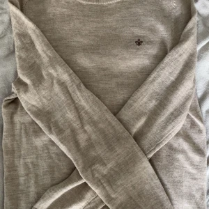 Beige merinoullströja från Morris - Snygg ljus beige tröja från Morris i 100% merinoull. Tröjan har inte använts ofta och därför är i bra skick, köpte den för 1399 kr men säljer den för betydligt mycket mindre! Pris kan diskuteras, ställ frågor!