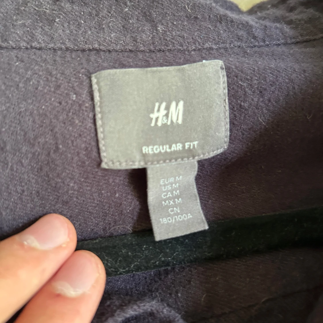 Mörklila skjorta från H&M, regular fit - 2