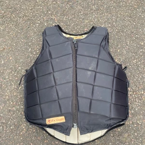 Svart skyddsväst från Racesafe - Säljes då den inte kommer till användning🥰