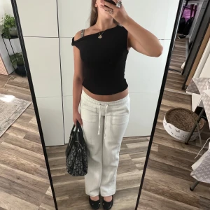 En arms off shoulder topp  -  Säljer en super snygg en arms off shoulder top ifrån H&M i storlek XS men passar även S. Den är knappast använd och super snygg !