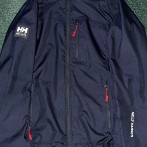 Helly Hansen Jacka  - Pris kan diskuteras, Ny jacka 2 månader gammal, vind samt vatten tätt jacka