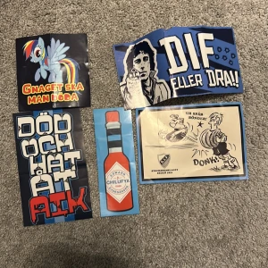 Djurgården IF klistermärken bara exklusiva klibor går ej att få längre - Ett set med färgglada klistermärken med Djurgården IF-tema, humoristiska illustrationer och slogans riktade mot rivaler. Perfekt för unga supportrar som vill visa sitt stöd för laget på ett kreativt sätt.