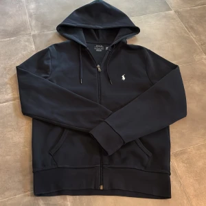 Ralph Lauren zip hoodie GE PRISFÖRSLAG  - Skick: 10/10 | Storlek: XS | Passar perfekt för dig som är 165-170 | Nypris: 2195 | Mitt pris: Ge prisförslag | Köparen står för frakt | Köpt på Zalando | Kvitto finns digitalt | Hör av er vid frågor. 