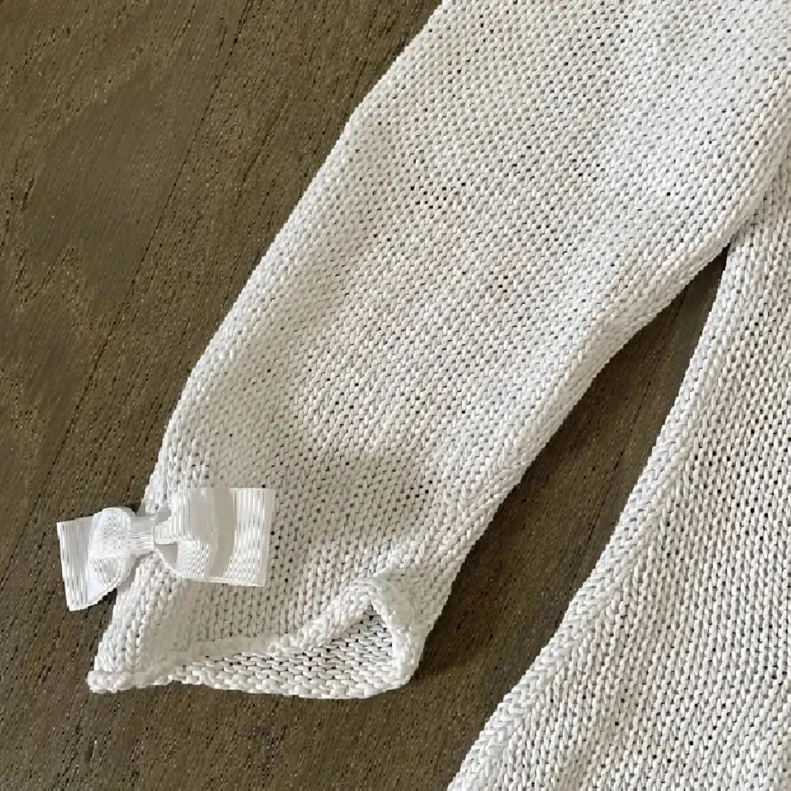 Vit stickad kofta med rosetter - 2