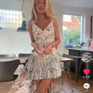 Love shack fancy klänningv - Säljer denna otroliga love shack fancy klänning som är helt stört snygg!!❤️❤️❤️‍🔥❤️‍🔥 sååå unik