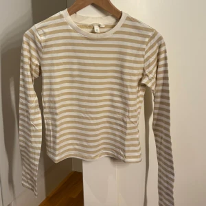 Randig topp från H&M - Super fin randig topp från H&M i storlek S, den är knappt använd🤍