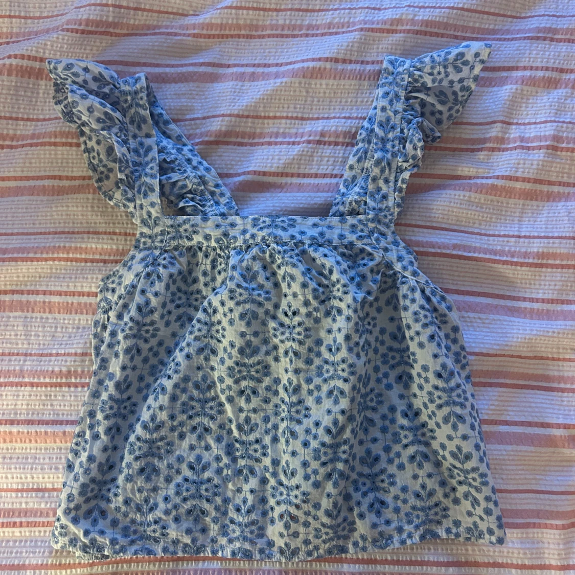 Blommig volangtopp från Pigalle XS