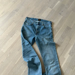 Lee Rider ljusblå jeans W29 L34 - Säljer ett par klassiska Lee Rider jeans i ljusblå. Perfekta för en avslappnad och tidlös look.