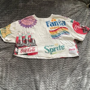 zara crop top - en crop top med olika läsk märken från zara. väl använd men finns inga skador